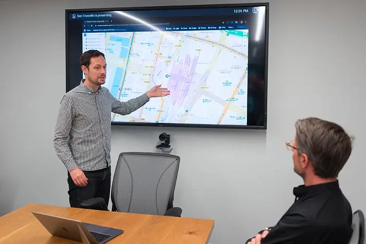 社内でディスカッションするデイブ・コール氏。取材は米国・サンフランシスコのMapbox本社で行われた
