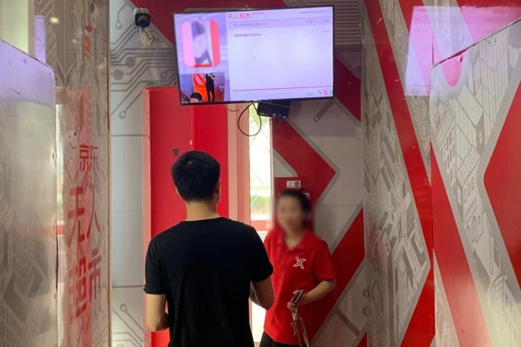 無人コンビニの出口の顔認証システム©beBit,Inc