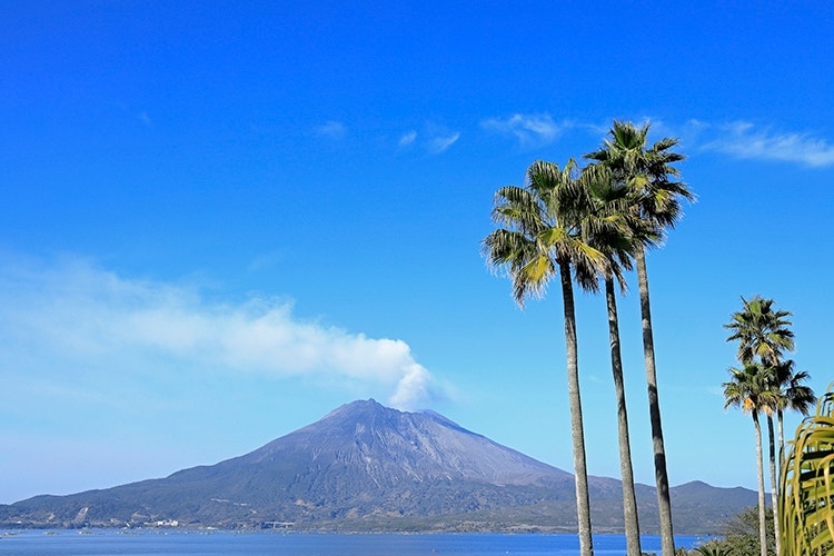 大隅半島から見える鹿児島湾（錦江湾）と桜島の景色