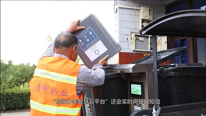 タッチパネル付きゴミ回収車で各家庭のゴミ分別をワンタッチで操作