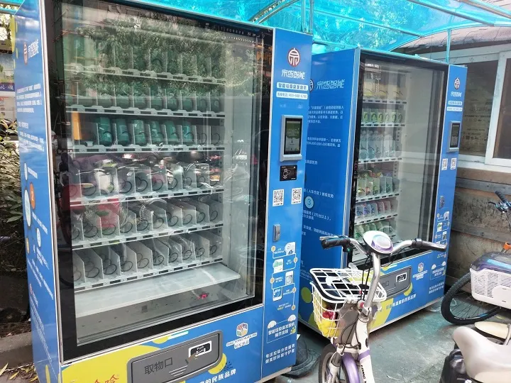 杭州でみかけたゴミ袋販売機とゴミ分別景品交換機（宗盛智能）