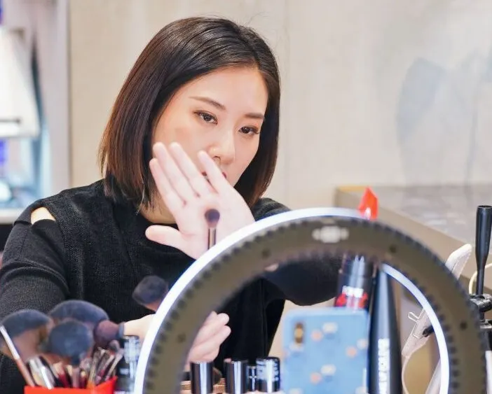 銀泰百貨の商品をライブコマースで販売 （銀泰公式アカウントより）