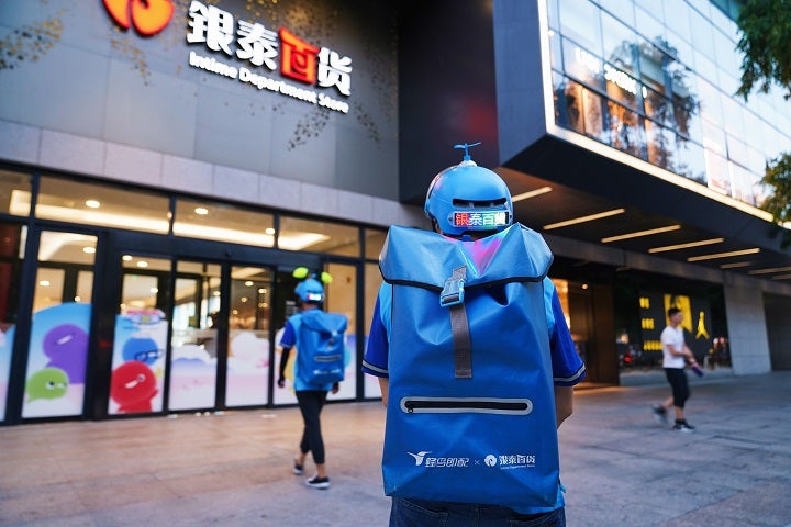 銀泰百貨の商品を運ぶデリバリースタッフ （銀泰公式アカウントより）