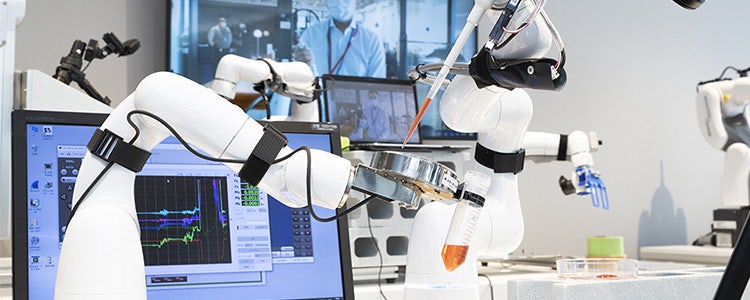 東京と５Gで接続された大阪「5G X LAB OSAKA」に設置のロボットアーム。東京から遠隔でピペット操作が行われた