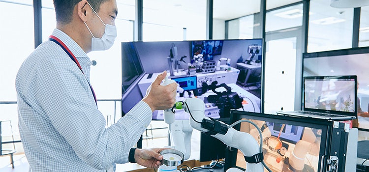 東京のソフトバンク竹芝本社ビルから大阪のロボットアームを遠隔操作する大手山氏