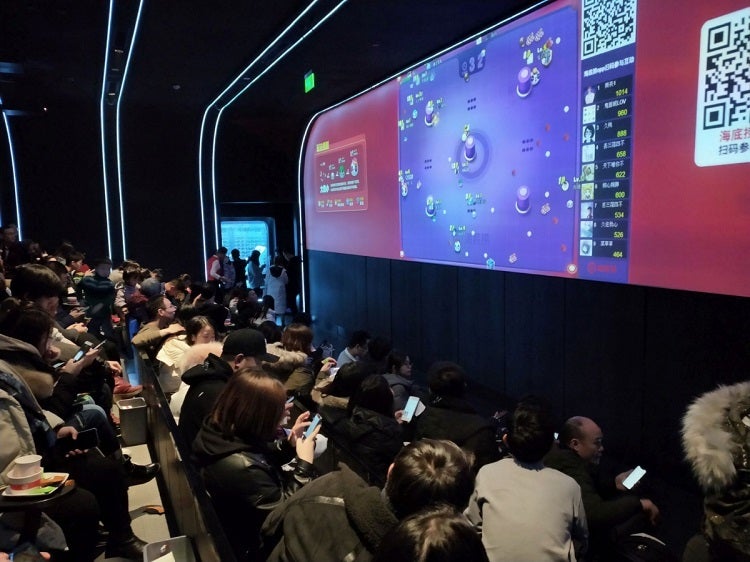 海底撈の一部店舗に導入された待合室の大型モニター