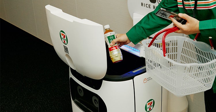 注文が届くと店舗スタッフが商品をピックアップして「RICE」に詰める