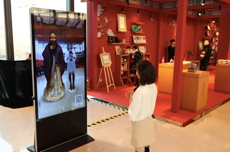 センスタイムのスマートディスプレイは孔子と写真撮影ができる（出典：捜狐）