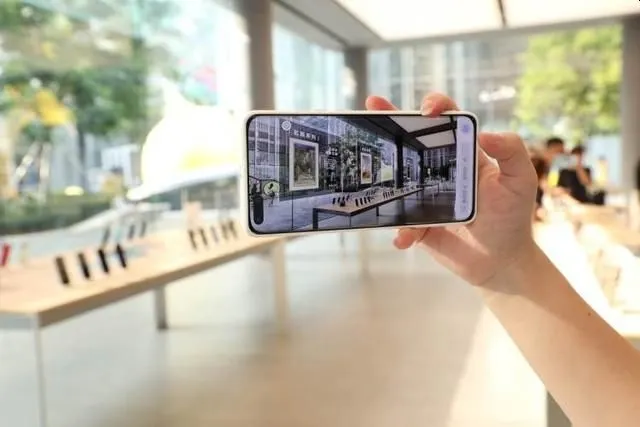 ファーウェイの旗艦店で世界の名画を見る（出典：読創）