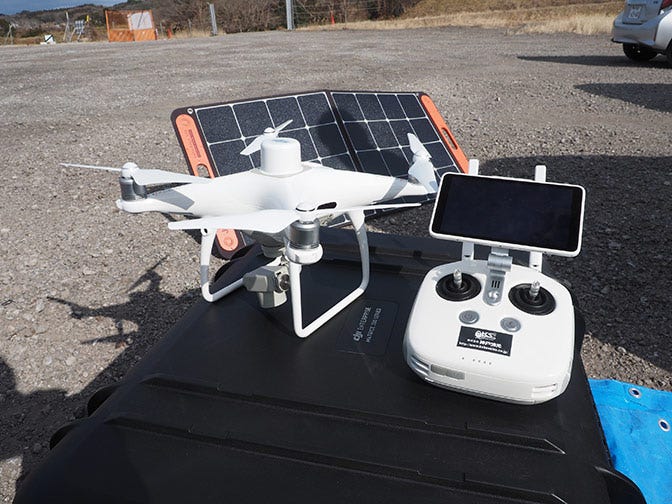 ichimillを使うと、RTK-GNSSに必要なものはドローン本体とコントローラーだけなので、すぐにドローン測量を始められる（後方の太陽電池パネルは関係ありません）