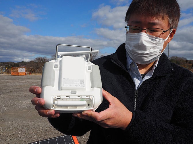 ichimillの補正情報などを送受信するための「SIM」は、コントローラー裏側下部にあるUSBドングルの中に入っている。どこの携帯会社のSIMでも使える。ドコモ、ソフトバンクのSIM推奨、auの通信方式にはドングルが対応していない