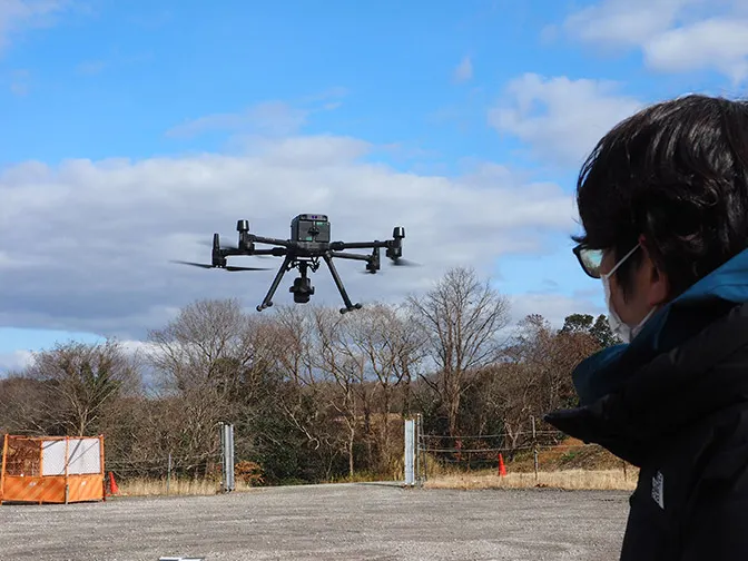 点群計測可能なLiDAR「ZENMUSE L1」を搭載したRTK-GNSS対応のドローン「DJI MATRICE 300 RTK」を使って、「ichimill」の精度を検証する神戸清光のパイロット
