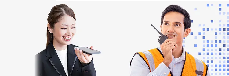 アプリを使っている女性とトランシーバーを使っている男性の写真