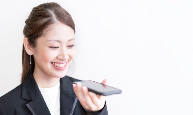 トランシーバーアプリを利用している女性