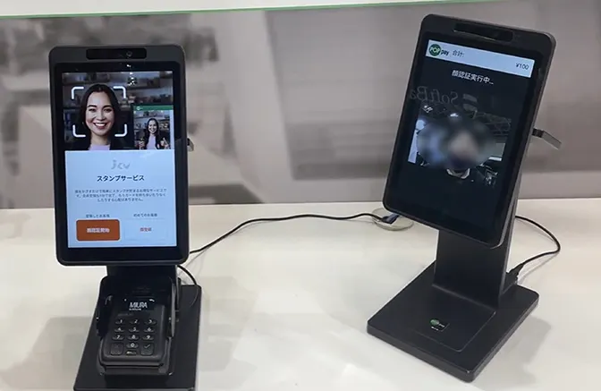 PayPad Plusで顔認証を行う様子