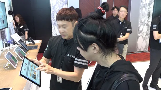 受電集約の説明を受ける落合陽一氏