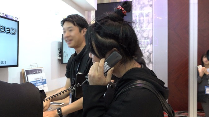 展示ブースで受電集約を体験する様子