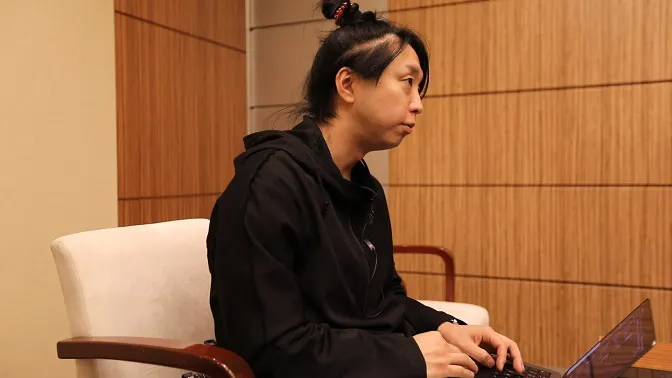 インタビューに答える落合陽一氏