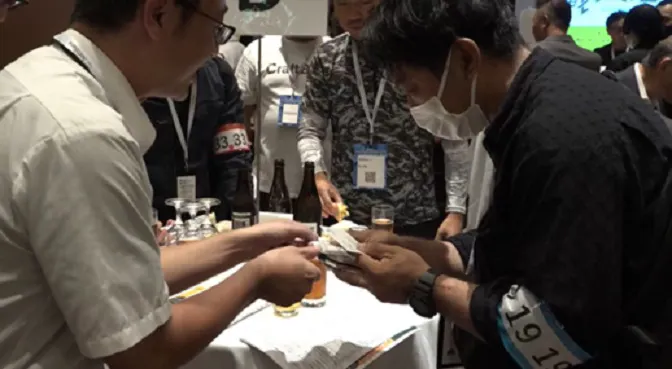 会場のあちこちで名刺交換をする参加者