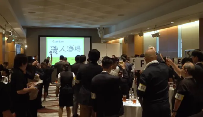 新しい出会いを求める100名近くの職人が集まった「職人酒場」