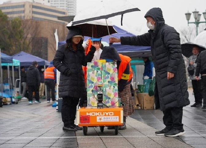 雨天時に走行することになってしまった奈良女子大学・北陽電機と同チームの「Arno」号。