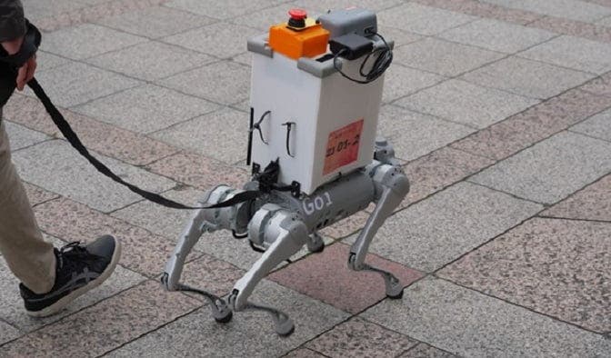 神戸高専ロボティクスチームの４足歩行の動物型ロボット「Unitree Go1」。