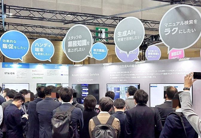 体験希望者でにぎわう生成AI×「Buddycom」のデモブース。