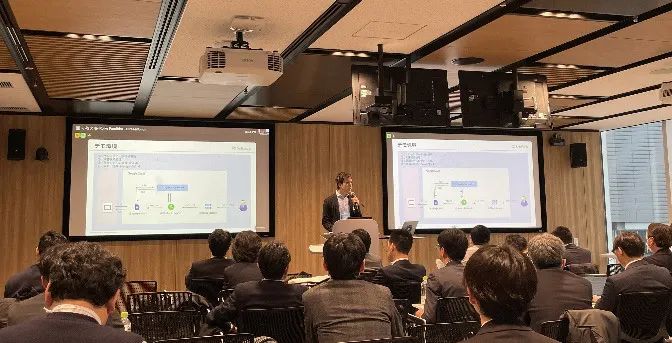 デモを行うソフトバンクの小池。