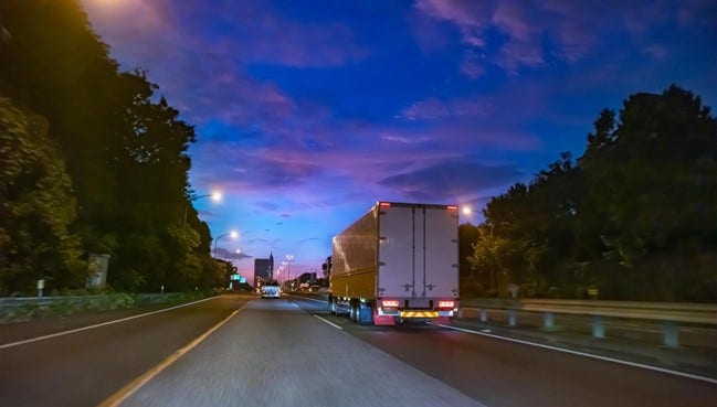 自動販売機の補充に向かうトラックのイメージ