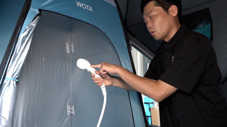 「WOTA BOX」のシャワーから実際に水を流す様子