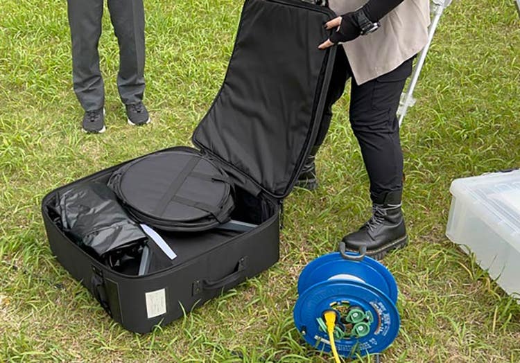 Starlink Businessの機材をキャリーバックに収納した様子