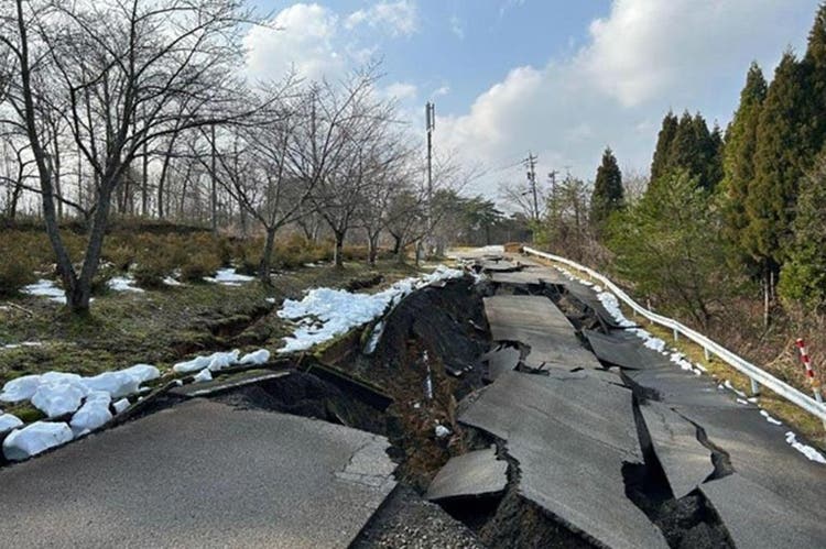 亀裂が入った道路の先に基地局がある