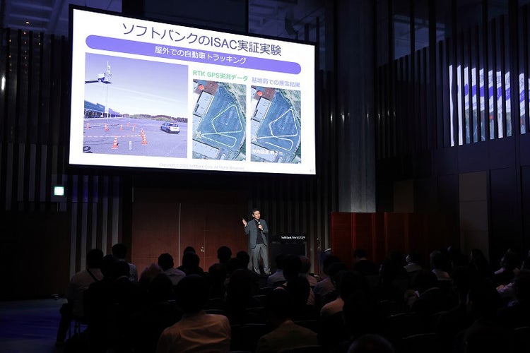 ソフトバンクワールド,湧川が講演する様子