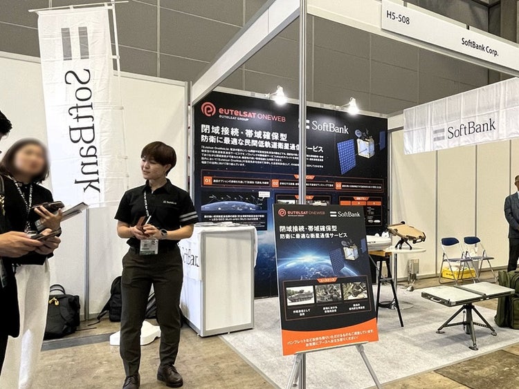 ソフトバンクブースで衛星通信サービス「Eutelsat OneWeb」を紹介
