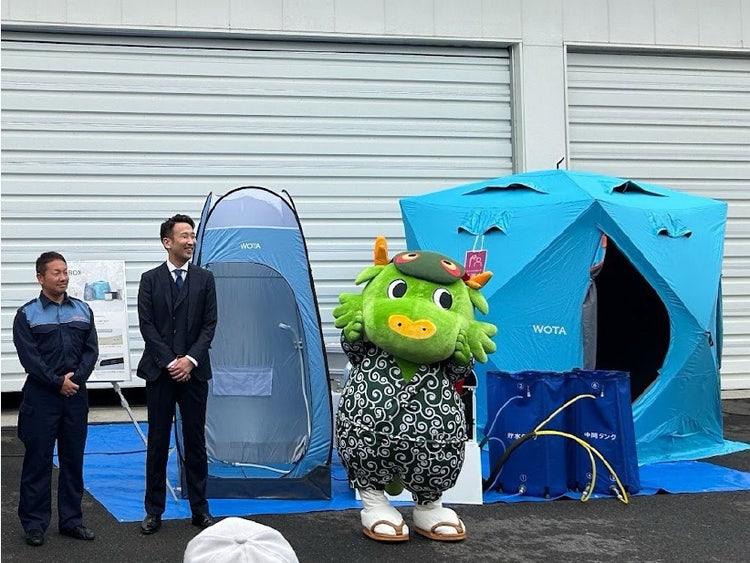 龍ケ崎市役所で開催された「WOTA BOX」 8台と移動式トイレのお披露目会の様子