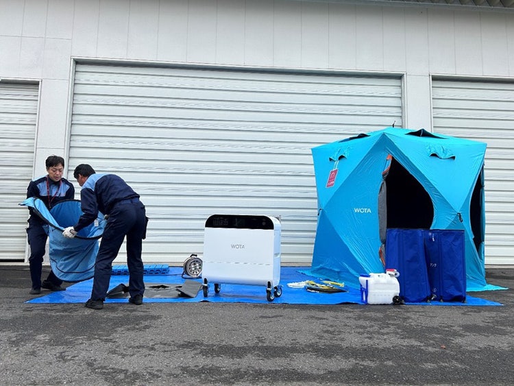 WOTA BOXを二人で組み立てる様子