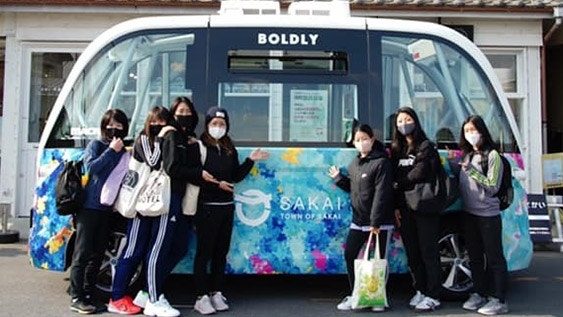 地元の公共交通に悩み自治体向け 【茨城県境町】交通格差を解消し、空白地域の課題に立ち向かう。自動運転バス「BOLDLY(ボードリー)」は高齢者や身体的制約のある人々にとって、ご利用いただきやすい公共交通手段です。