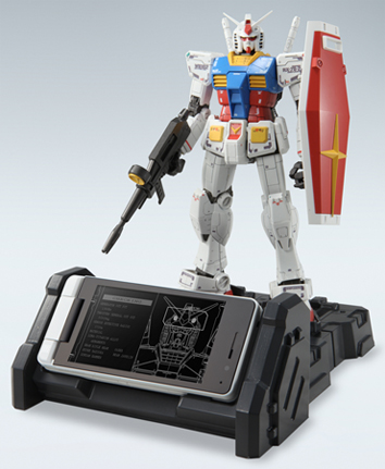 「RX-78-2ガンダム」オリジナルプラモデル＆945SH G Ver.GP30th専用充電ベース