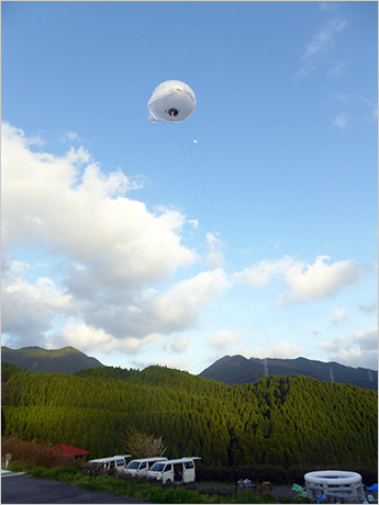 係留気球を用いた臨時無線中継システムによる臨時基地局を設置