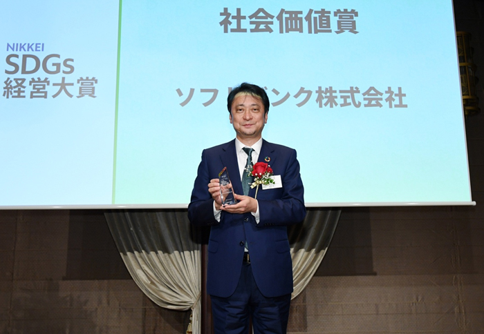 11月24日に行われた表彰式にて、代表取締役 社長執行役員 兼 CEO　宮川 潤一