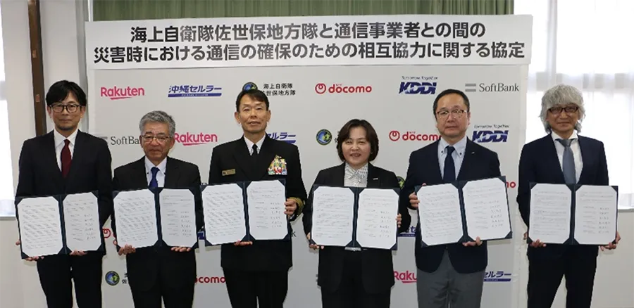 左から楽天モバイル株式会社 BCP管理本部⾧ 磯邉 直志、沖縄セルラー電話株式会社 取締役執行役員常務 國吉 博樹、海上自衛隊佐世保地方総監 海将 福田 達也、NTTドコモ 九州支社⾧ 和田 あずさ、KDDI株式会社 九州総支社⾧ 濱口 義幸、ソフトバンク株式会社 九州ネットワーク技術部⾧ 菊地 健吾