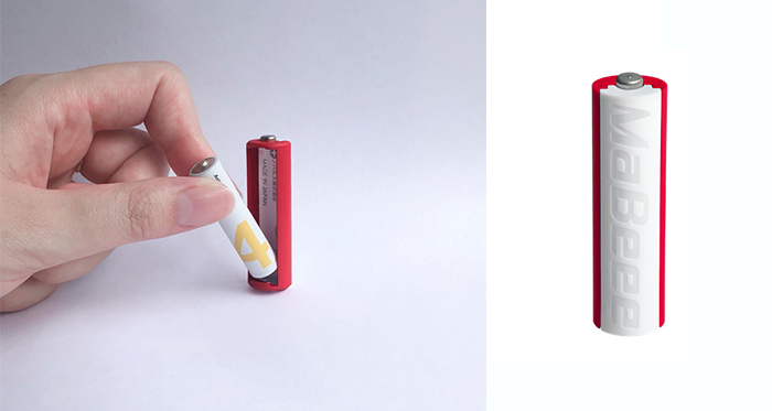 「みまもり電池」に市販の単4形乾電池を装着する様子（左）／単4形乾電池を装着すると単3形乾電池として使用可能（右）