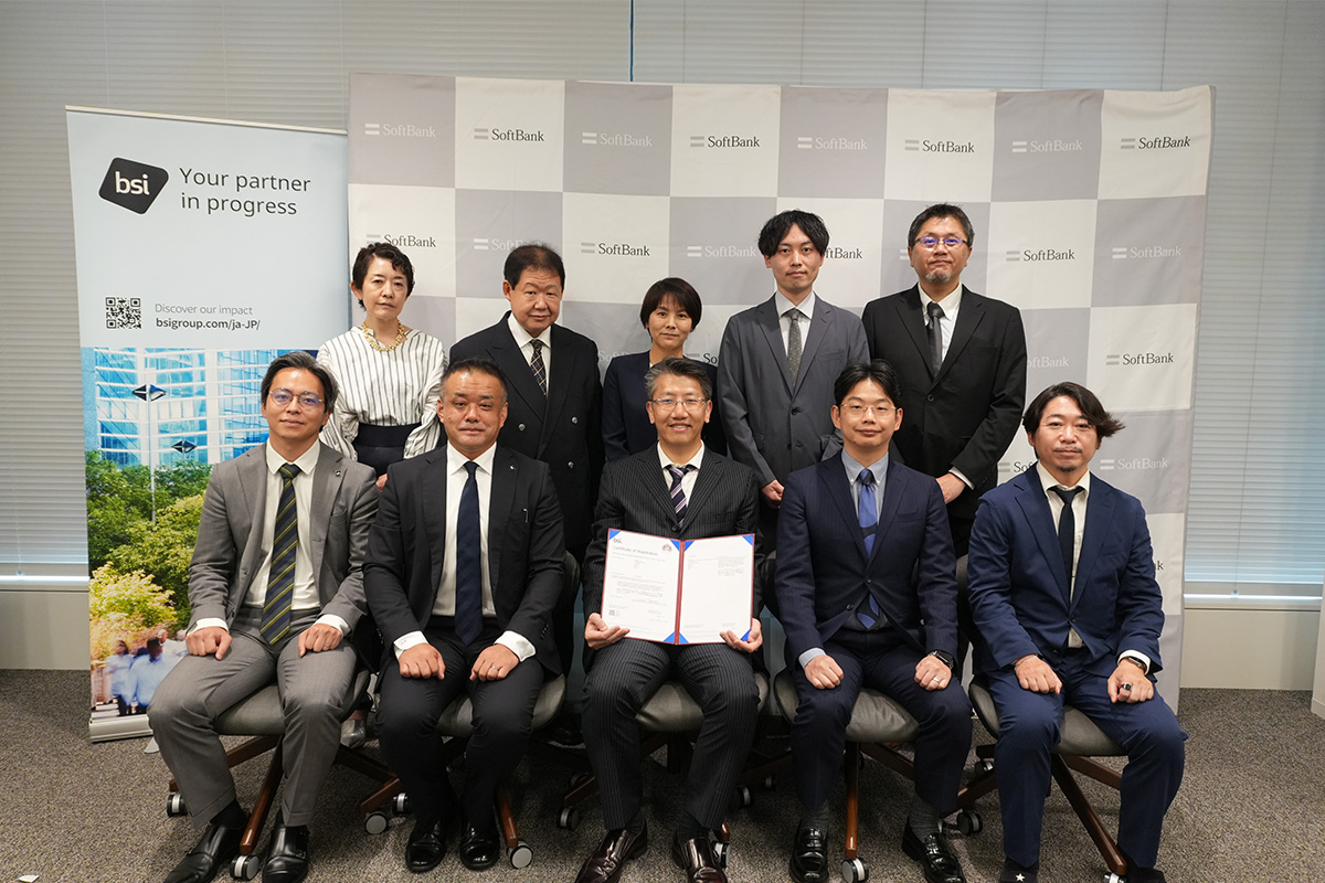 BSIグループジャパン株式会社およびソフトバンク株式会社の関係者による集合写真