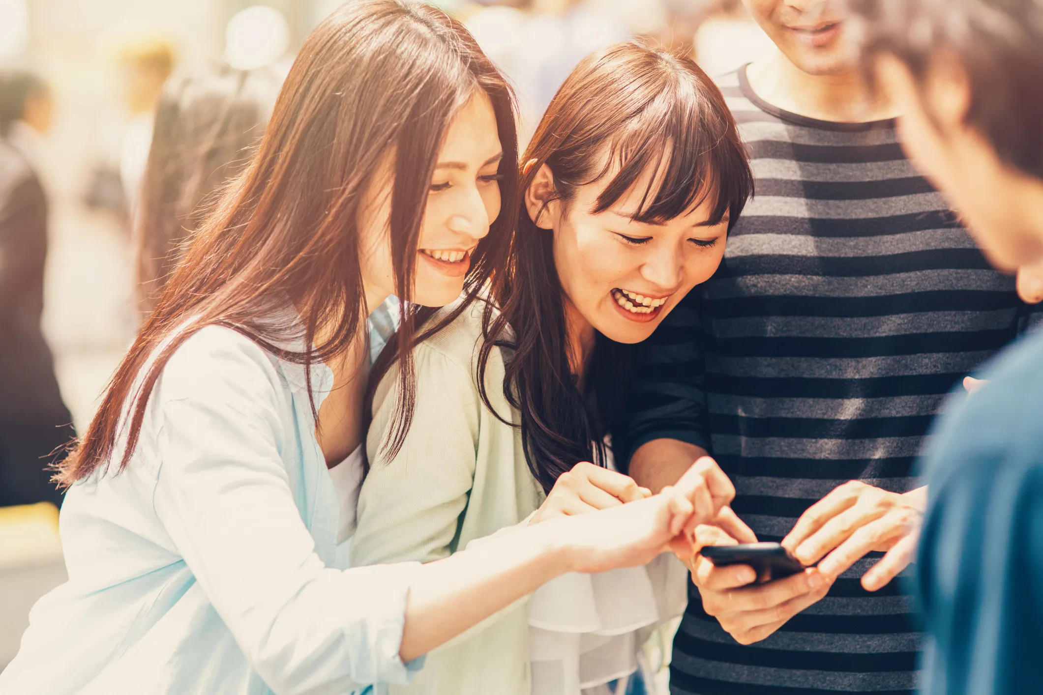 スマートフォンを利用する人々