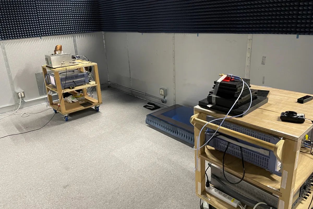 NICTの電波暗室を使った通信実験の様子 | 移動通信でのテラヘルツ帯の利用に向けた取り組み