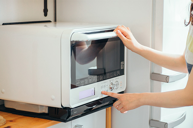 電子レンジの電気代を節約する方法は？掃除方法も解説