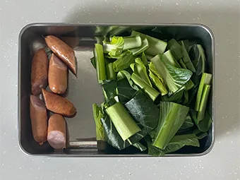 ウインナーと小松菜のコンソメバター煮のつくり方