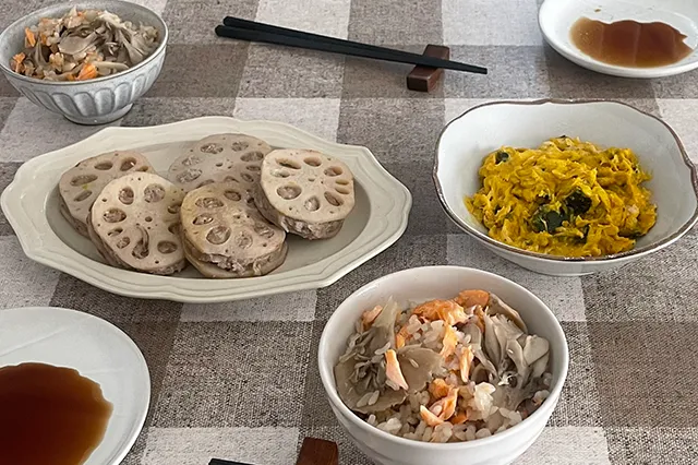 炊飯器でまとめてつくる！鮭と舞茸の炊き込みご飯と副菜2品