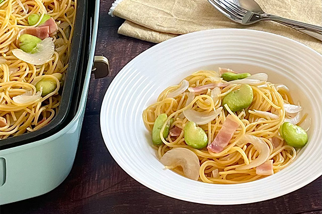 ホットプレートで作る新玉ねぎとそら豆の和風春パスタ