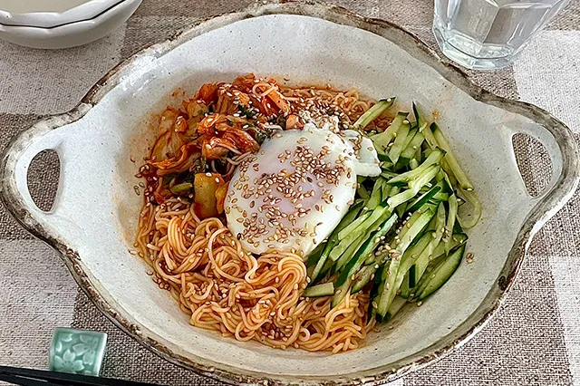 ガス不使用！ピリ辛そうめんの温泉卵のせ